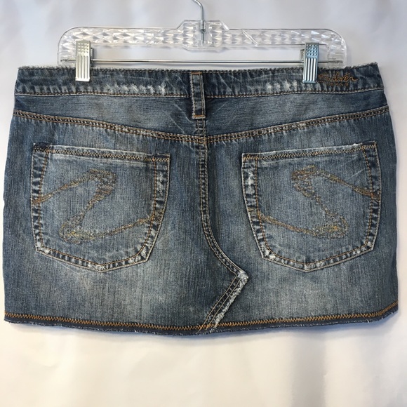 Silver Brand Short Distressed Jean Skirt Size 32 - Picture 2 of 6